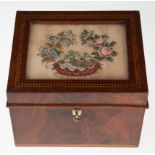 Biedermeier-Kästchen, Mahagoni, im Deckel zarte florale Petit Point-Stickerei mit Störchen unter Gl