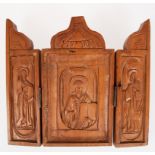 Reise-Ikone, Anf. 19. Jh., 3-flügelig, Holz, innen figürlich und ornamental geschnitzt, 15,8x8,5(17