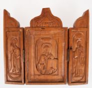 Reise-Ikone, Anf. 19. Jh., 3-flügelig, Holz, innen figürlich und ornamental geschnitzt, 15,8x8,5(17