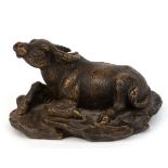 Bronze-Figur "Liegender Wasserbüffel", auf naturalistischem Sockel, braun patiniert, 7x10,5 cm