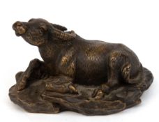 Bronze-Figur "Liegender Wasserbüffel", auf naturalistischem Sockel, braun patiniert, 7x10,5 cm