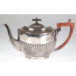 Teekanne im Queen Anne-Stil, England, versilbert, brauner Kunststoffhenkel, Gebrauchspuren, H. 15 c