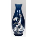 Vase, Bing & Gröndahl, Nr. 8757/505, gebauchte Form, Blumendekor auf blauem Grund, H. 27 cm