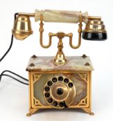 Analog-Telefon, Onyx-Marmor, mit Wählscheibe und Messingverzierungen, auf vier kleinen Tatzenfüßen,