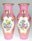 Paar KPM-Vasen, leicht gebauchte Form mit ausgestellter Öffnung, Schauseite mit polychromem Blumenb