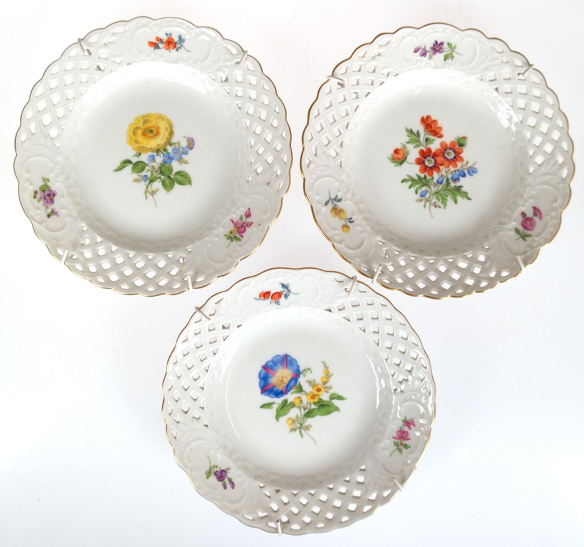 3 Meissen-Durchbruchteller, Bunte Blume 2 mit Goldrand, in Korbrand 3 Medaillons mit Blumenmalerei,