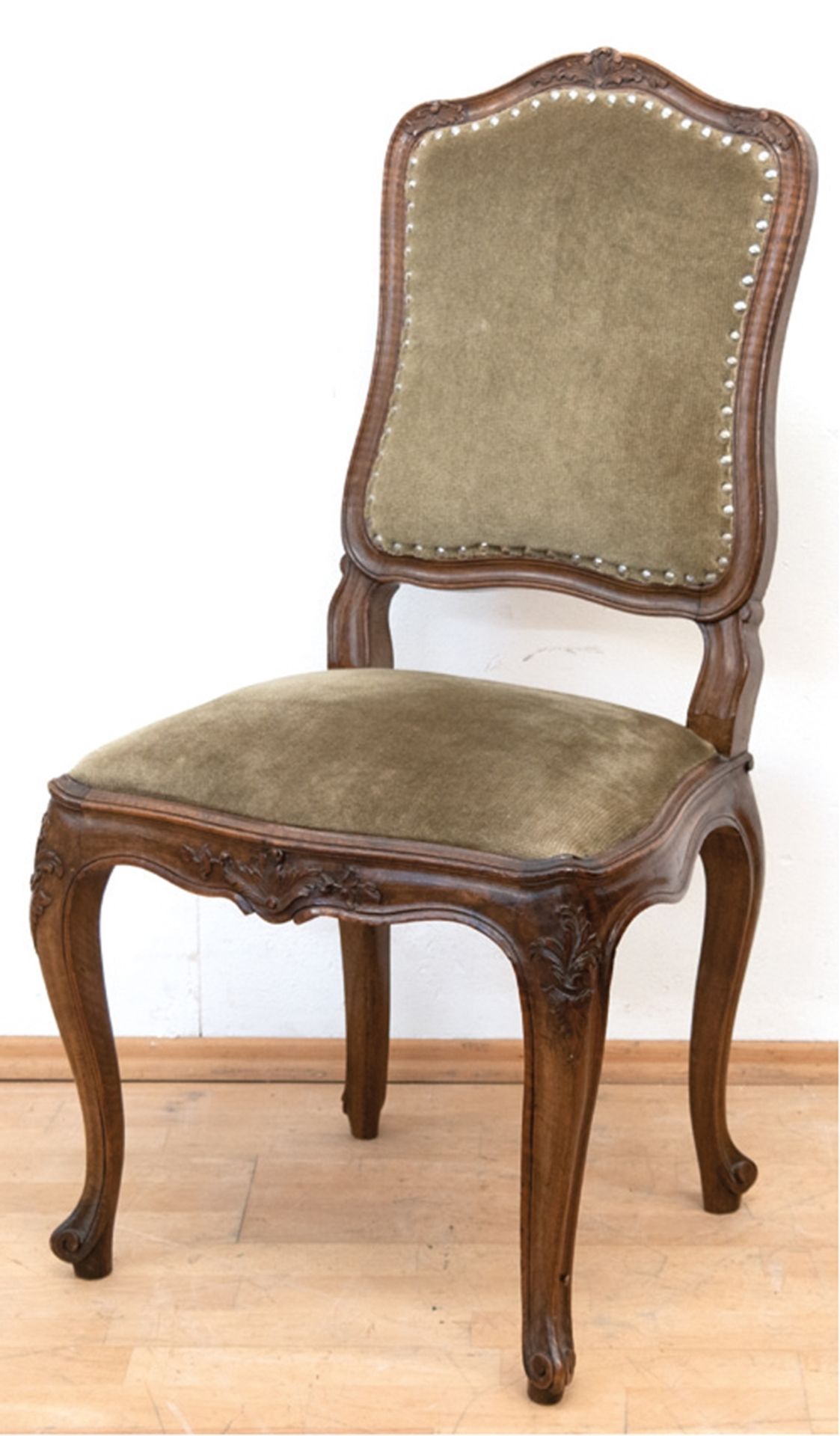 Stuhl im Barockstil, Nußbaum, floral beschnitzt, gepolsterter Sitz und Rückenlehne, grüner Mohairbe
