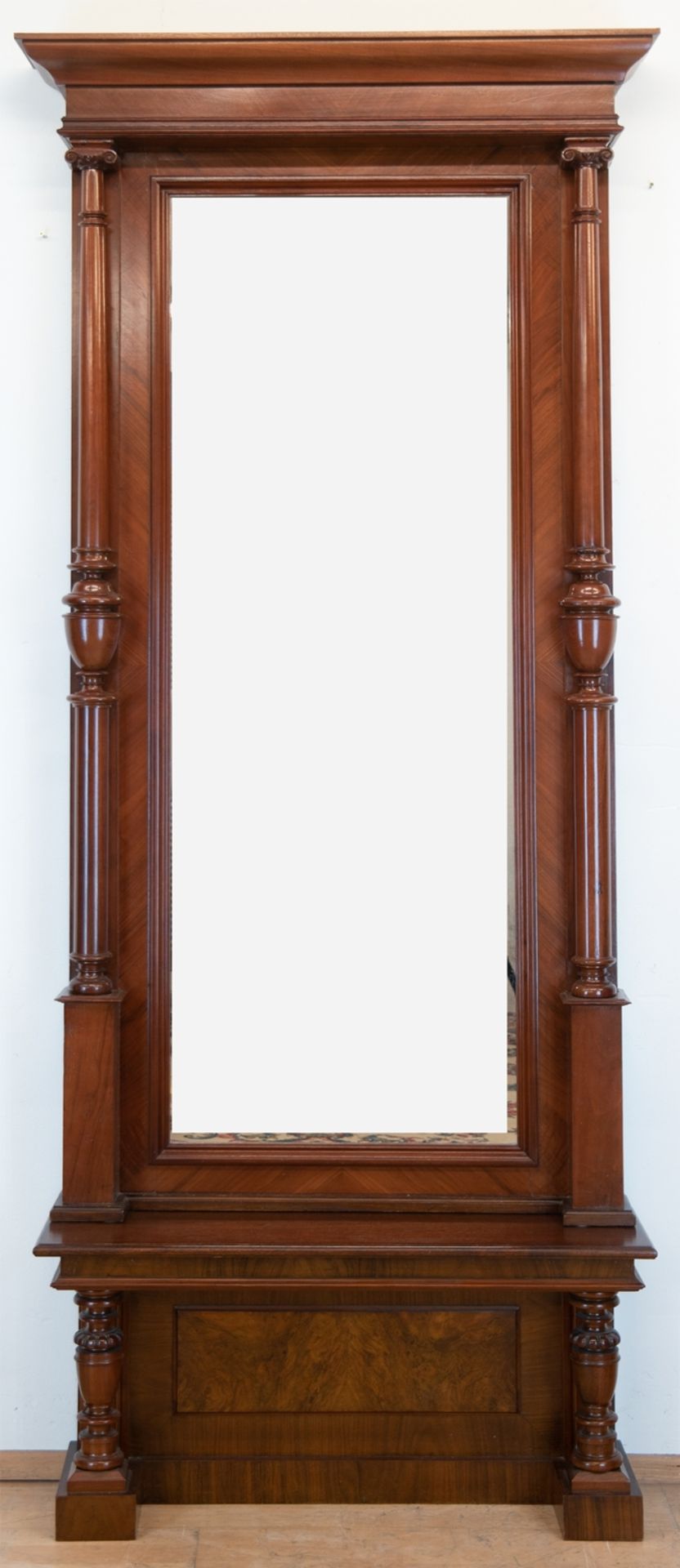 Gründerzeit-Spiegel mit Konsole, Nußbaum, vorgesetzte Vollsäulen, seitliche Risse, Gebrauchspuren, 