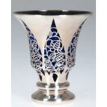 Vase, blaues Glas mit Silveroverlay, signiert Jean Beck, München, H. 11 cm