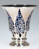 Vase, blaues Glas mit Silveroverlay, signiert Jean Beck, München, H. 11 cm
