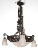 Jugendstil-Deckenlampe, um 1920, Muller Fréres Luneville, Eisen-Korpus mit Weinlaubdekor, mittig ru