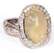 Ring, 925er Silber, besetzt mit großem Opal 1,5 x 1,1 cm, Entourage aus weißen Zirkonia, Ringschult