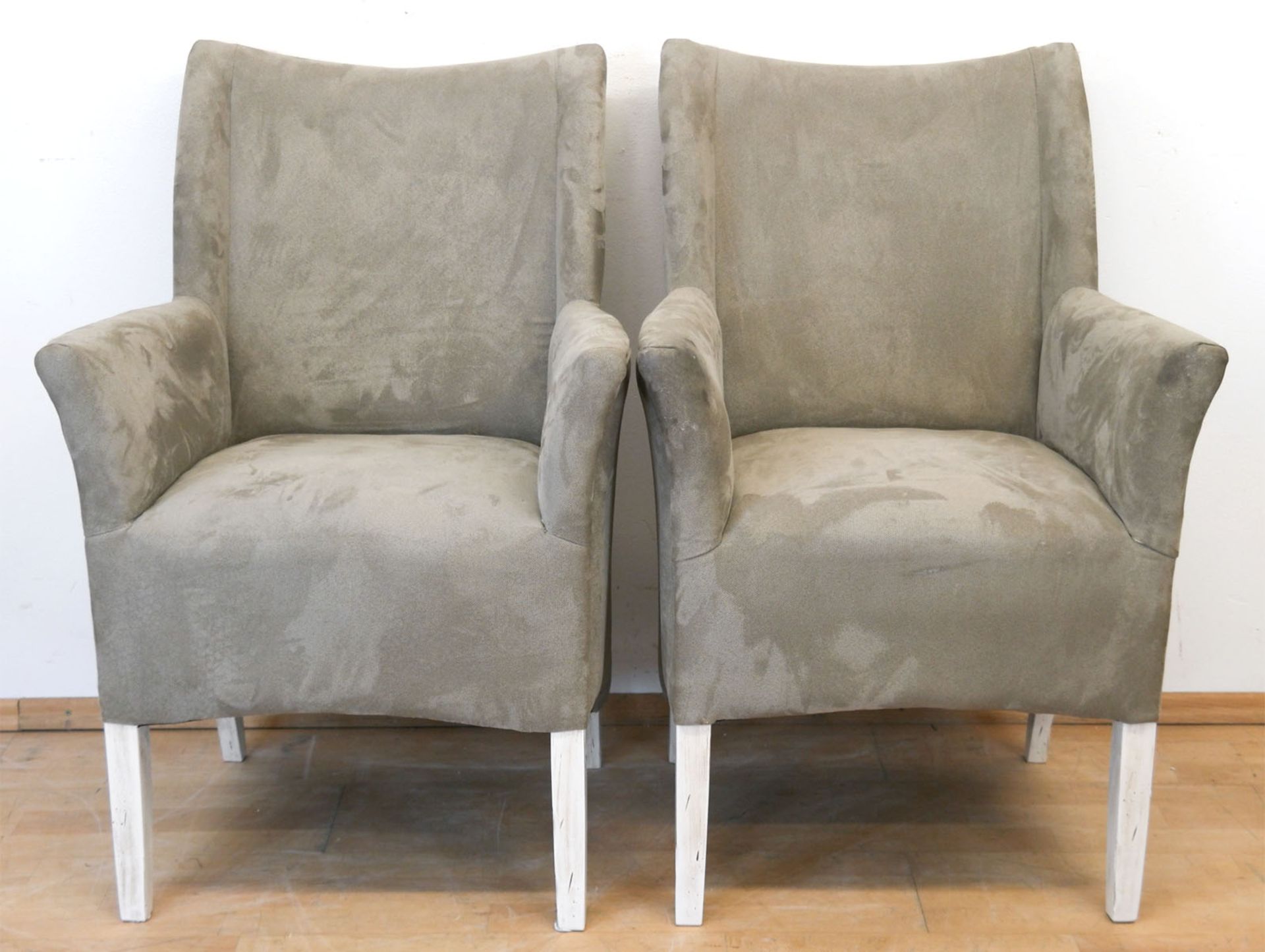 Paar Sessel, weiß gefaßte Holzbeine, Polsterung mit grauem Stoffbezug, 96x63x56 cm
