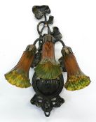 Tulpen-Wandlampe, 20. Jh., Weißbetall, bronziert, Blattverzierungen, braun/grüne Glasschirme mit Sp