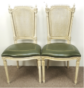 2 Stühle, um 1920, hell gefaßt, grüne Ledersitze, Rückenlehnen mit Korbgeflecht, 100x47x50 cm