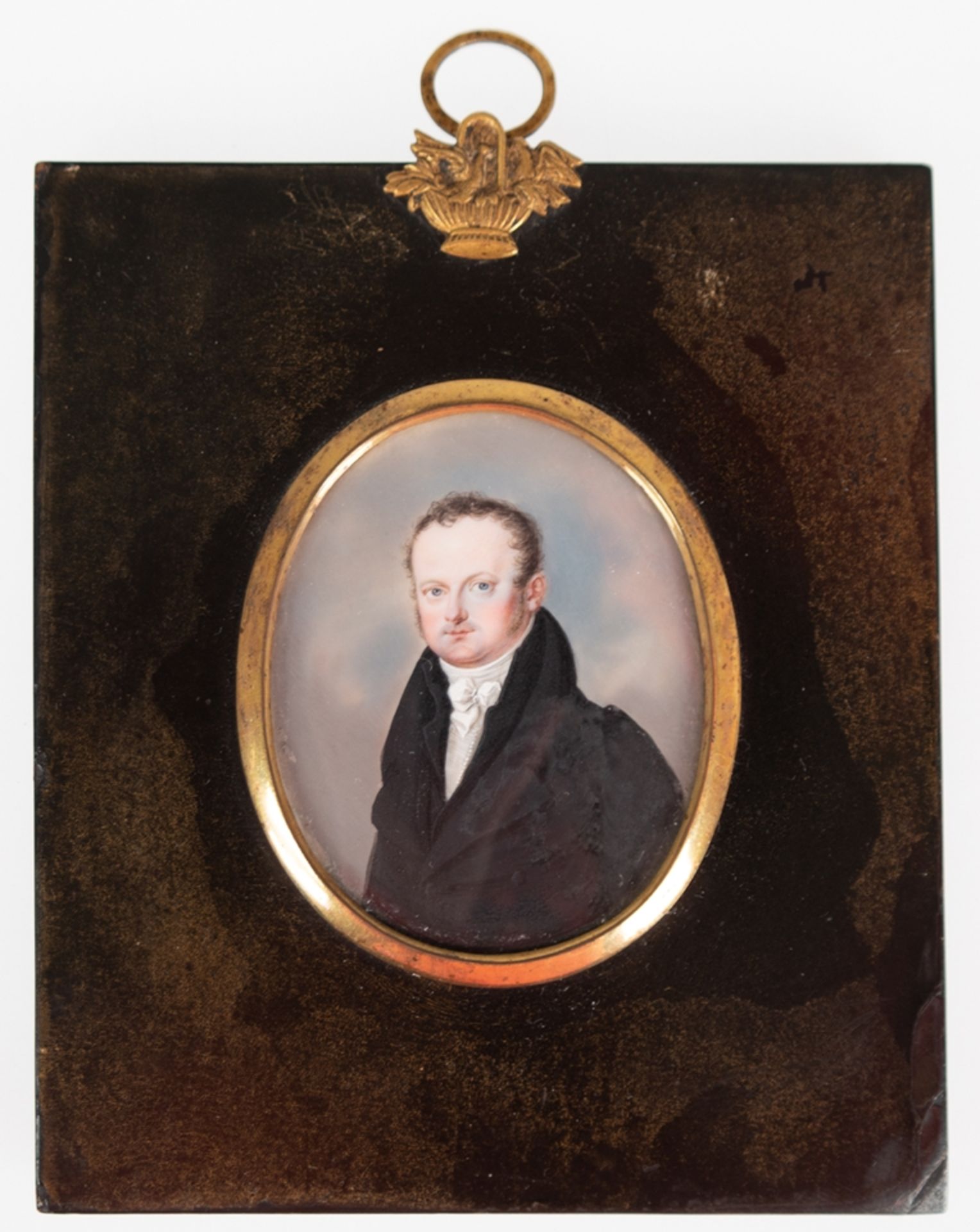 Miniatur "Porträt eines Herren im schwarzen Gehrock", 19. Jh., hinter gewölbtem Glas, im schwarzen