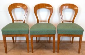 3 Biedermeier-Stühle, um 1810, Kirsche, gerundete Rückenlehne  mit Querstrebe, grün gemusterter Pol