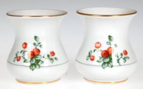 Paar kleine Meißen-Vasen, Gebirgsflora bunt, mit Goldrändern, 1. Wahl, H. 6,5 cm