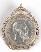 Münzbrosche "2 Mark Silber Preußen 1888", bekrönter Lorbeerkranz als Rahmung, L. 3,5 cm