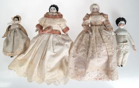 4 China Doll-Puppen, mit Porzellankopf mit Brustschild, z.T. Ende 19. Jh., Stoffkörper mit Porzella