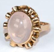 Ring, 585er GG, ca. 7,8 g, wohl 70er Jahre, Rosenquarz-Cabochon,  Maße des Rosenquarz ca. 1,7 x 1,3