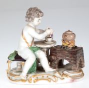 Meissen-Figur "Allegorie- das Feuer", Putto am Herd sitzend und sich einen Kakao zubereitend, Nr. 6