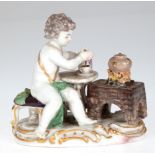 Meissen-Figur "Allegorie- das Feuer", Putto am Herd sitzend und sich einen Kakao zubereitend, Nr. 6
