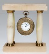 Taschenuhrenständer 19. Jh., Alabaster, 4 Säulen mit Messingkapitellen, 12x6,5x7 cm und Taschenuhr,