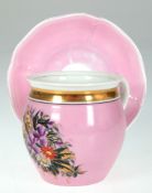 Große Kaffeetasse, gebauchter Korpus mit Floralmalerei auf rosa Grund und Goldstaffage (berieben), 