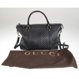 Gucci-Tasche, aus Microguccissima-Leder schwarz, mit Namenszug, aus wetterfestem Material, sehr rob