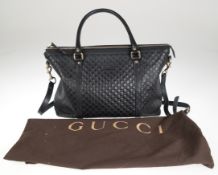 Gucci-Tasche, aus Microguccissima-Leder schwarz, mit Namenszug, aus wetterfestem Material, sehr rob