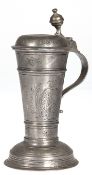 Zinn-Rörken, 20. Jh., mit Gravur, Punzen im Boden, H. 24 cm