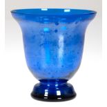 Vase, blaues Glas, signiert "Jean Beck München", Kuppa mit ausgestelltem Rand, H. 10,5 cm