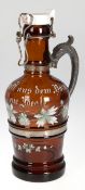 Biersiphon "J.F. Gehn Wein & Bierhandlung Grevesmühlen", brauner Glaskorpus mit Emailmalerei, Hopfe