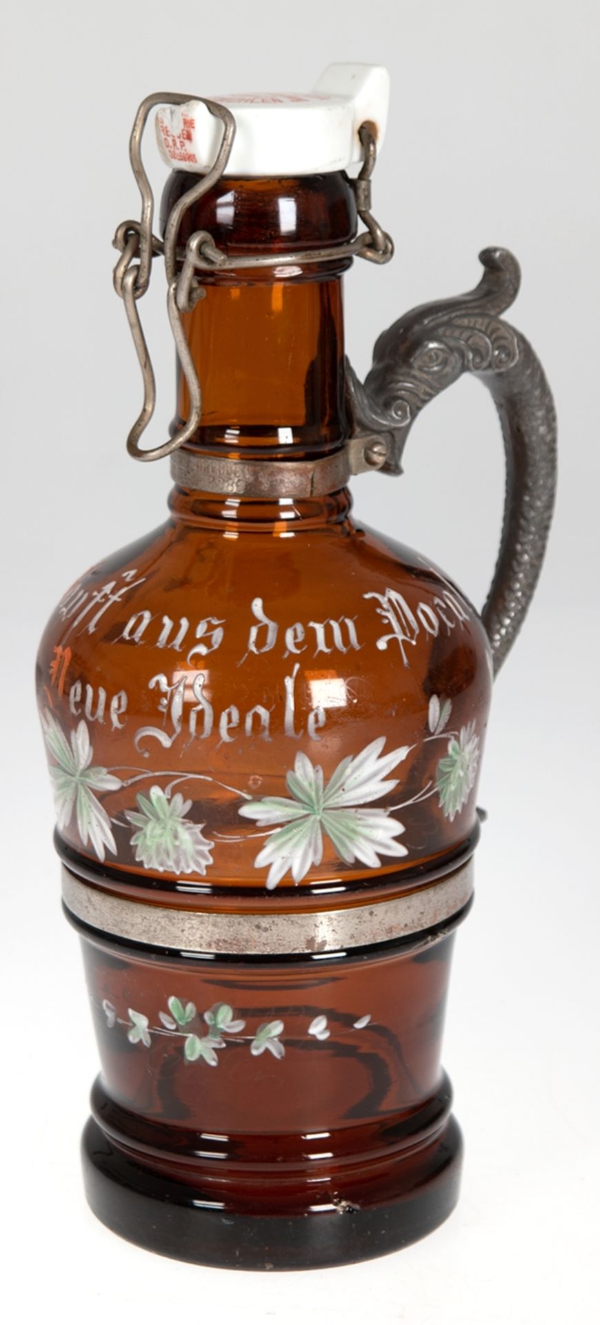 Biersiphon "J.F. Gehn Wein & Bierhandlung Grevesmühlen", brauner Glaskorpus mit Emailmalerei, Hopfe