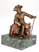 Bronze-Figur "Alter Fritz", mit Dreispitz und Degen auf einem Baumstamm sitzend, die linke Hand auf