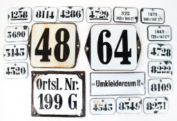 20 Emaille-Schilder von einem Munitionslager, verschiedene Größen, mit Zeichen, Zahlen und Beschrif