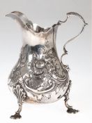 Milchkännchen, London 1854, 925er Silber, punziert, 209 g, floral reliefierter Korpus auf 3 Füßen, 