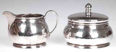 Zuckerdose und Sahnekännchen, um 1920/30, 835er Silber, Hammerschlagdekor, zus. 220 g, H. 6 cm und 