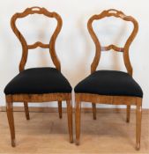 2 Louis-Philippe-Stühle, um 1860, Esche, geschwungene offene Rückenlehne mit Querstrebe, neu gepols