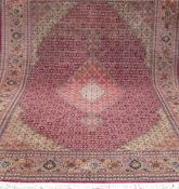 Täbris, Persien, feine Qualität, durchgehende feine Musterung mit Zentralmedaillon, 350x248 cm