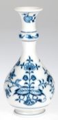 Meissen-Vase, Zwiebelmuster,  gebauchte Form mit ausgestelltem Rand, 1. Wahl, H. 18 cm