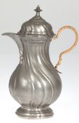 Kleine Zinn-Kaffeekanne, um 1850, geschweift gerippt, Henkel mit Bastumwicklung, H. 20 cm