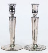 Paar Kerzenleuchter, Schweden 1957, Silber, punziert, 365 g, 8-eckiger Stand mit 8-kantigem Schaft,