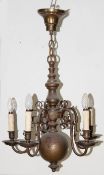 Deckenlampe, Kupfer/Messing, 5-flammig, gegliederter Schaft mit Kugelabschluß und 5 geschwungenen L