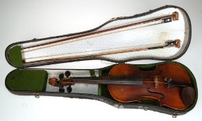 Geige, 4/4, mit 2 Bögen, Gebrauchspuren, L. 59 cm, im Koffer