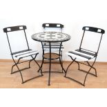 Gartentisch und 3 Klappstühle, schwarz/weiß neu gefaßt, Tisch auf Metallgestell mit 3 Füßen und Zwi