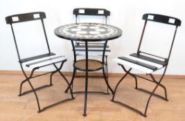 Gartentisch und 3 Klappstühle, schwarz/weiß neu gefaßt, Tisch auf Metallgestell mit 3 Füßen und Zwi