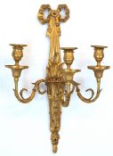 Wandleuchter, 3-armig, 19. Jh., Bronze feuervergoldet, in Form einer Fackel mit 3 Volutenarmen mit 