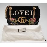 Gucci-Tasche "Loved" aus der GG Marmont-Collektion, aus Matelasse Samt, farbig und mit Perlen best